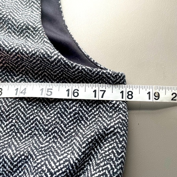 Vince Camuto Sleeveless Chevron Jumpsuit – Size Small - Picture 13 of 16